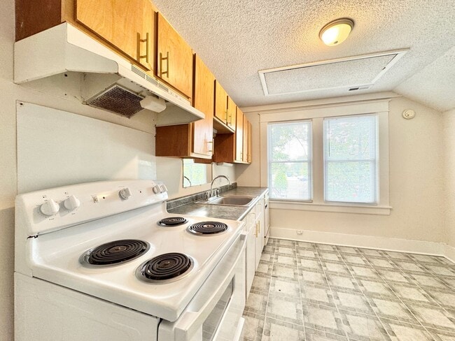 Building Photo - Adorable 2 Bedroom - Upstairs Unit Convenient to Downtown Greensboro & UNCG!