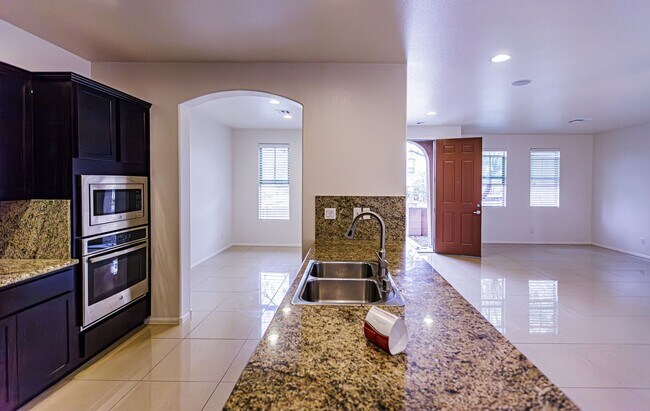 Building Photo - 4 Bedroom home located in Mountain's Edge