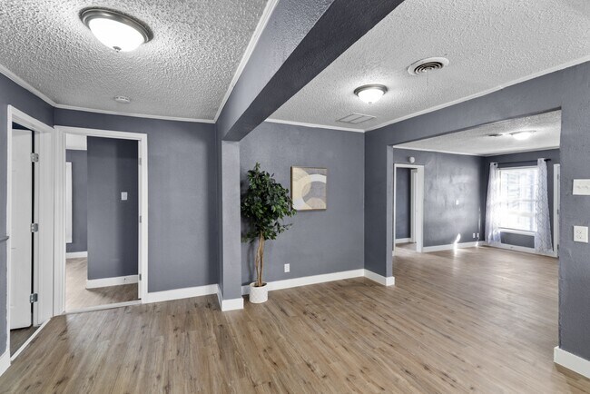 Building Photo - 1106 Oak St