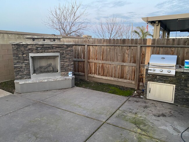 Building Photo - Move into Northwest Hanford and relax in your spa!