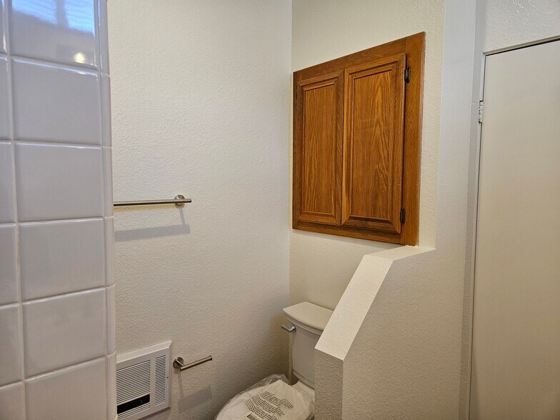 Main Full Bathroom - 11829 Gateway Blvd