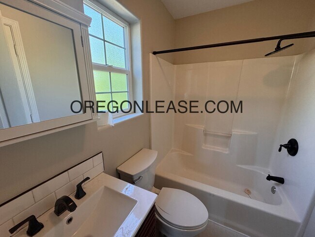 Building Photo - 3 bedroom 2 bath Cottage grove townhome