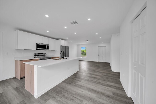 Building Photo - 382 McArthur Blvd