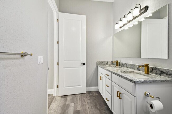 Building Photo - 6644 Country Club Rd