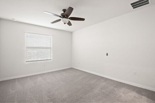 Building Photo - "Spacious 3-Bedroom Townhouse Oasis with 2.5 Baths in Serene Apollo Beach!"