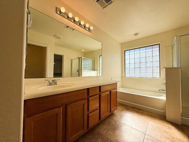 Building Photo - Charming Glendale Home with Spacious Lot & Prime West Valley Location!