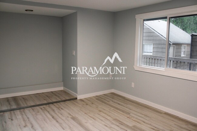 Building Photo - Bright and Modern 2 Bed with Large Bonus Room/Den!