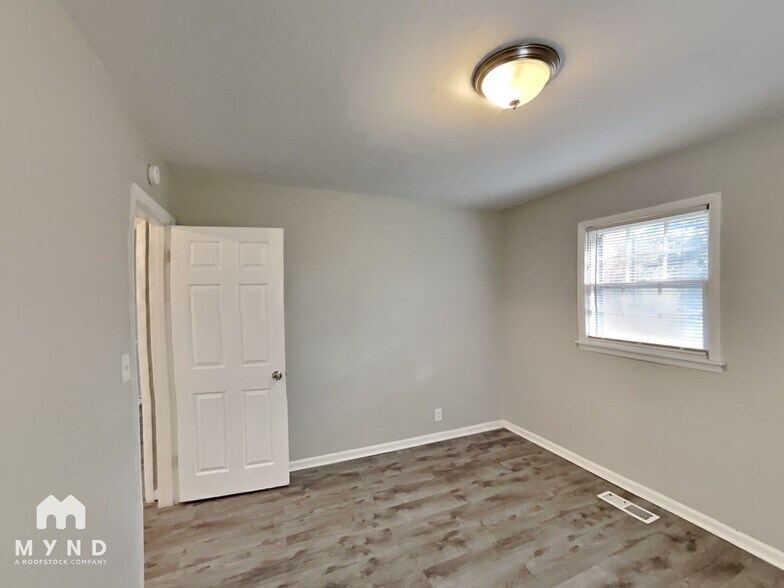 Building Photo - 6220 Leslie Dr