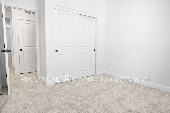 Building Photo - 824 Makani St