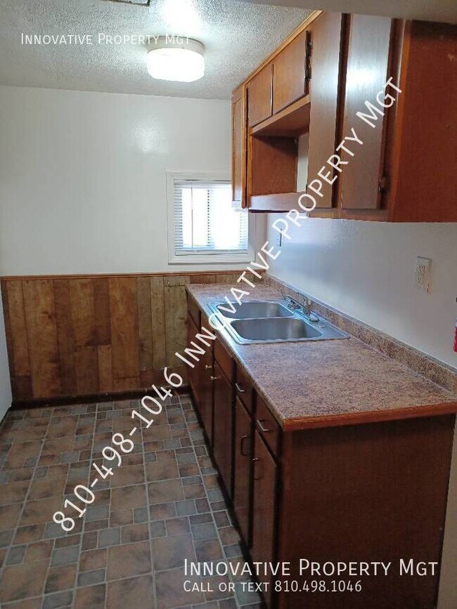 Building Photo - Near Downtown Holly Apartment!