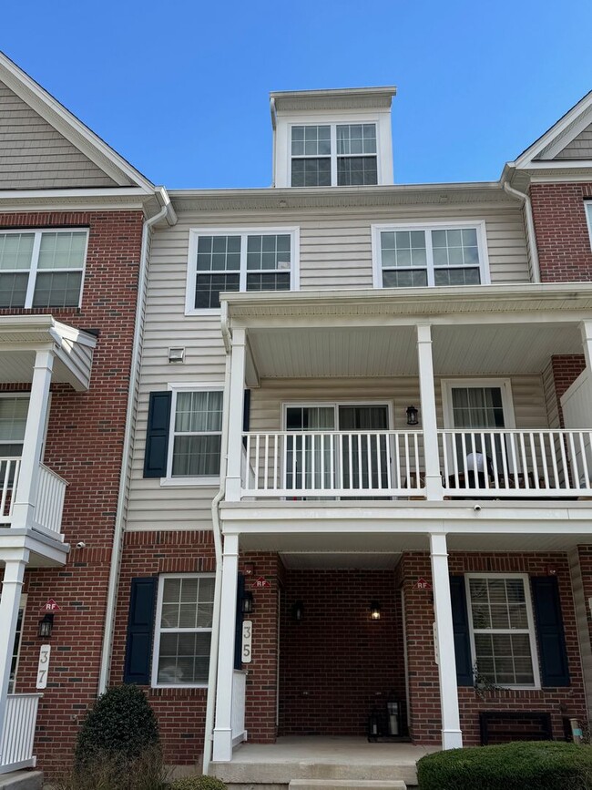 Building Photo - Beautiful Penn Square Townhome in Lansdale...