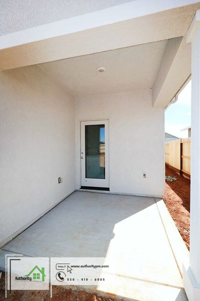 Building Photo - 2141 Hilltop Dr