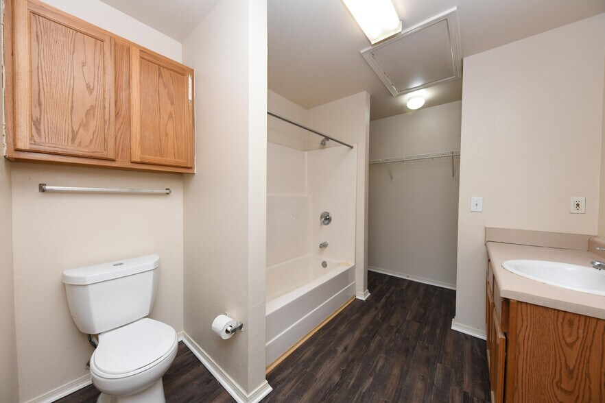 Bright bathroom with bathtub - Chapel Ridge of Ripley