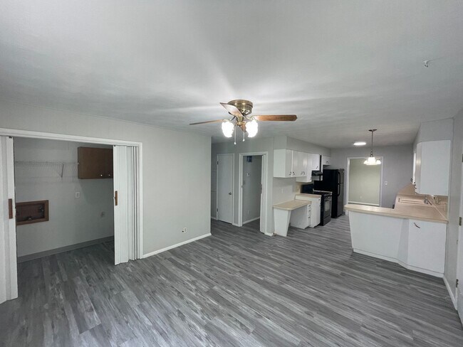 Building Photo - Beautiful 3 bedroom 1.5 bath waiting for you to call home .