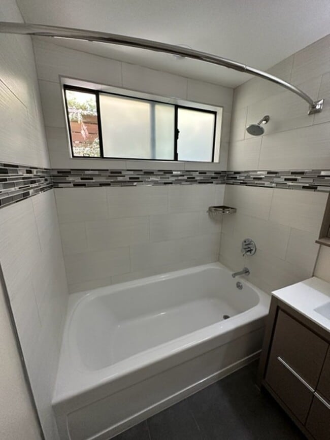 Building Photo - 536 S El Molino Ave