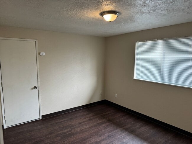 Building Photo - Updated 2 bedroom 1 bathroom duplex in Springfield!