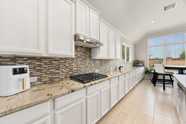 Building Photo - 25819 Oakwood Knoll Dr