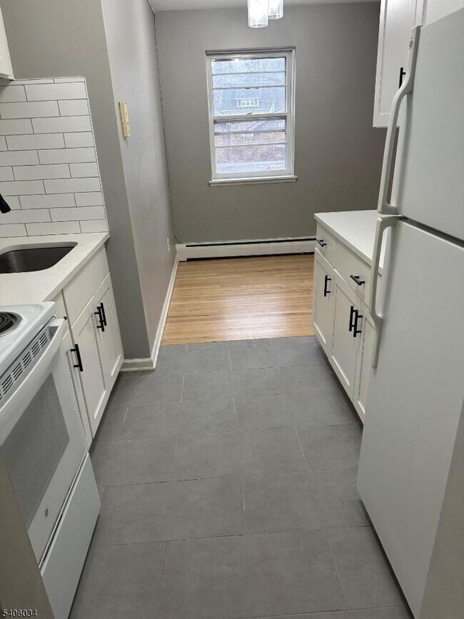 Building Photo - 138 Roseland Ave