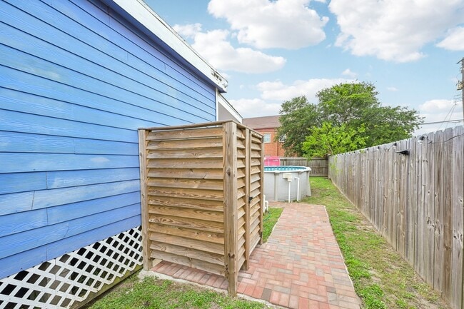 Building Photo - 1022 Avenue L
