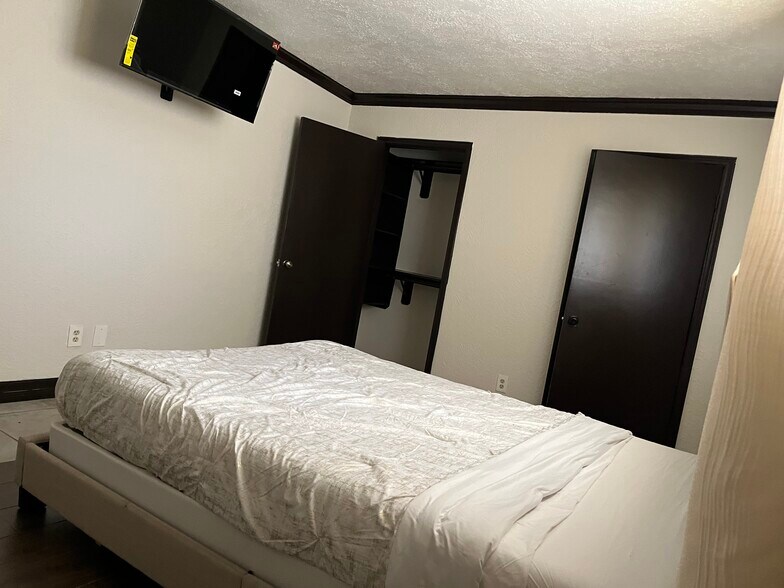 Building Photo - 3503 Canterbury Dr