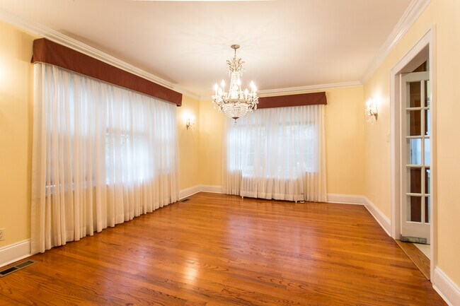 Building Photo - 161 Greenway S