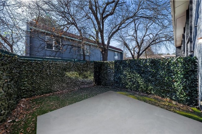 Building Photo - 3820 Southway Dr