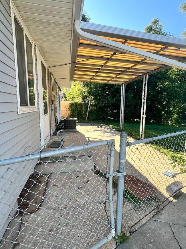 Building Photo - Nice S. Omaha House! 2 bed 1 bath, fully f...