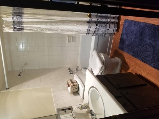 Building Photo - Lakeside Apartments