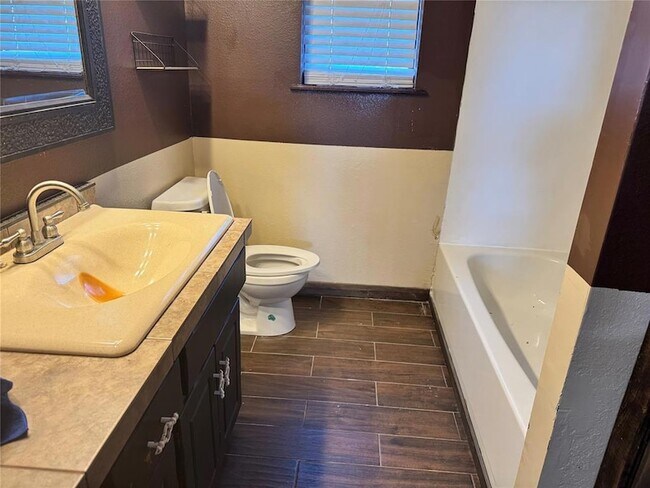 Building Photo - 353112 E 860 Rd