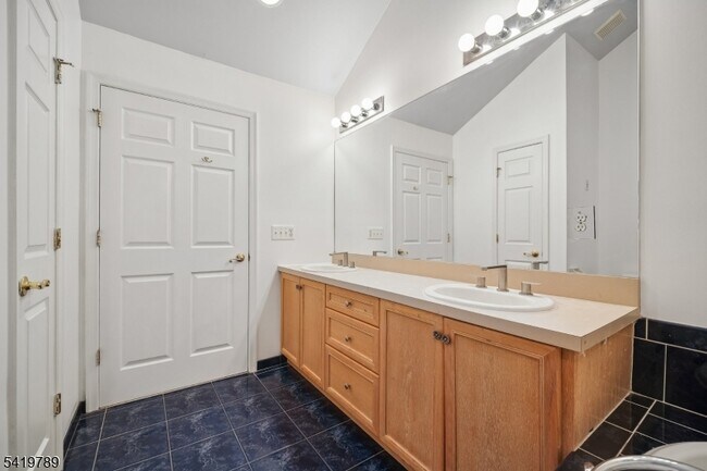 Building Photo - 915 Kensington Ln