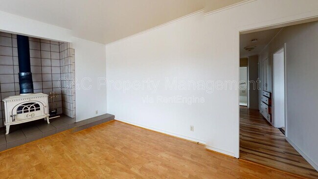 Building Photo - 281 Pine Ave