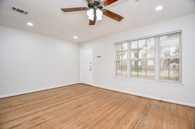 Building Photo - 1619 Viking Dr