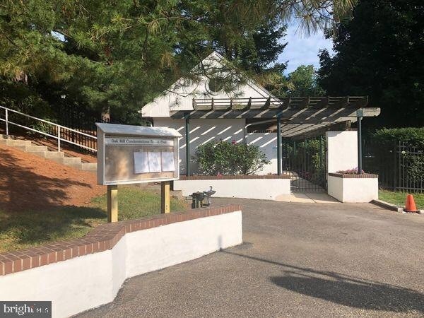 Building Photo - 1700 Oakwood Terrace