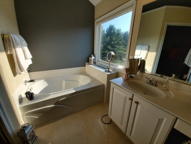 Building Photo - Executive home located near Bellbrook