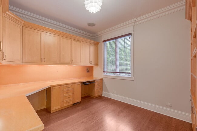 Building Photo - 420 Pine Manor Dr