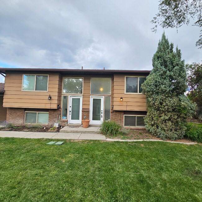 Building Photo - 922-928 E Fairclough Dr