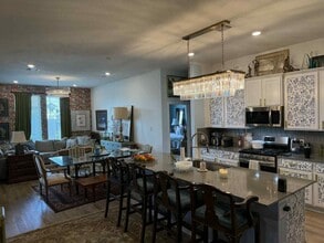 Building Photo - 2913 Lago Costa Dr