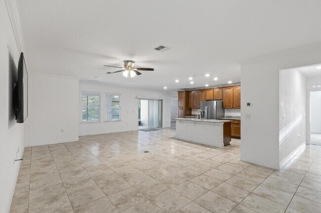 Building Photo - CLOSE TO EVERYTHING!