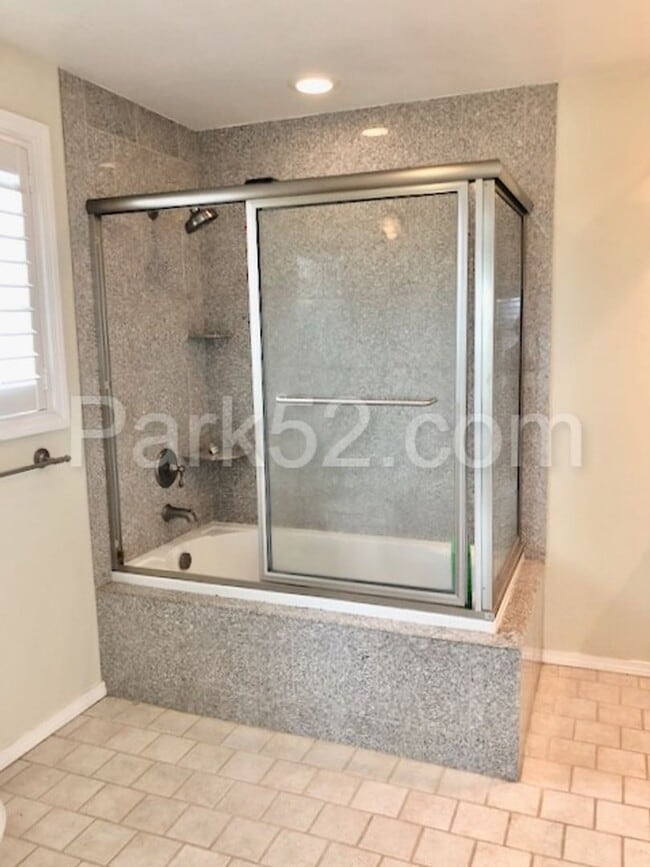 Building Photo - 3 Bedroom Single Family Home - Views!