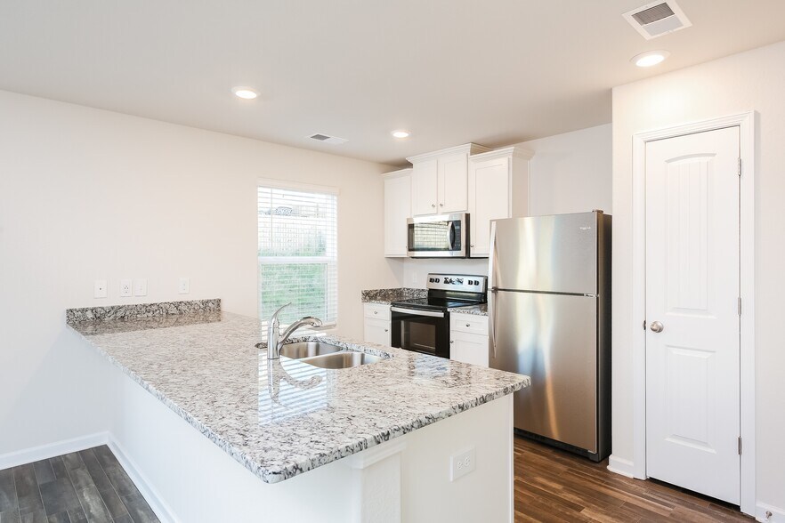 Building Photo - 2135 Southlea Dr