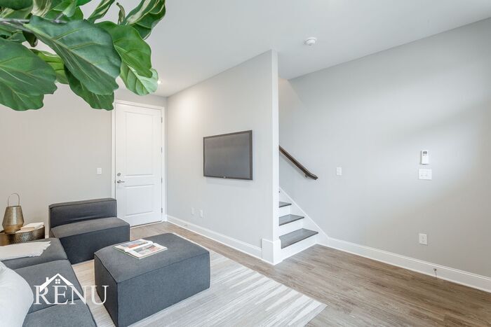 Building Photo - 2341 E 18th St