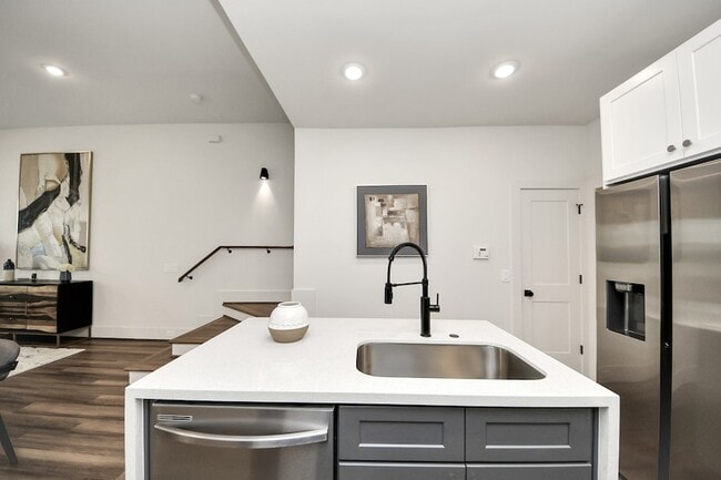 Building Photo - 879 Rachel St