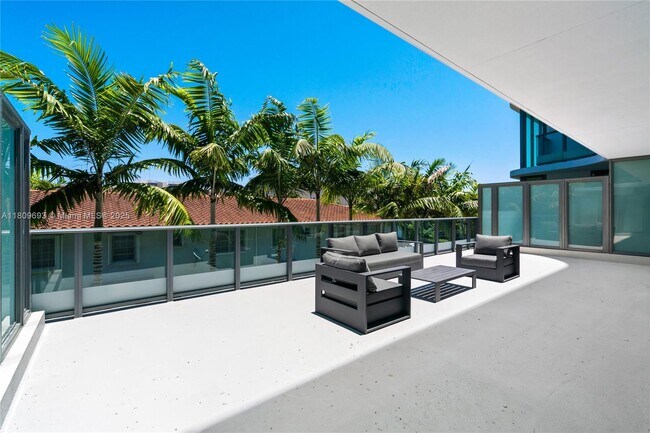 Building Photo - 9901 W Bay Harbor Dr