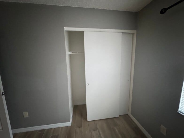 Building Photo - 10469 Eastside Ave