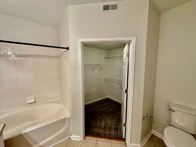 Building Photo - "Spacious 2-Bed, 2-Bath Condo with Pool Ac...