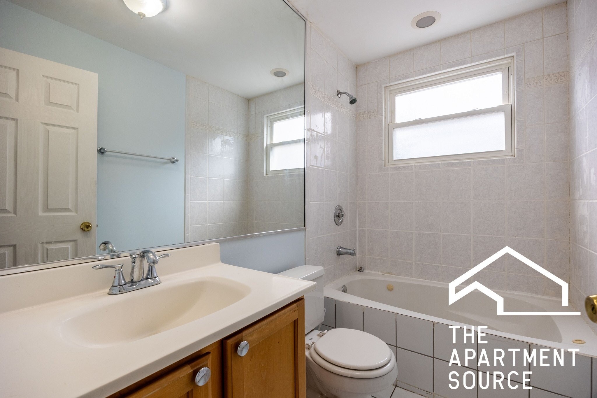 Building Photo - 1643 W Sherwin Ave