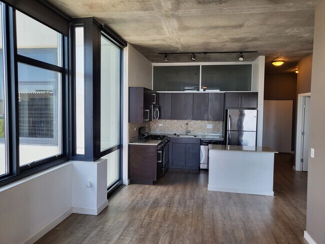 Building Photo - 235 W Van Buren St