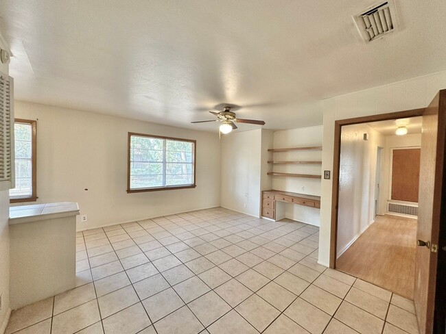 Building Photo - Discover this 3/2 home located in Mid-town...