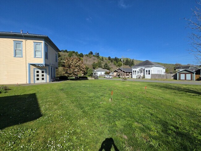 Building Photo - 2754 Van Duzen St