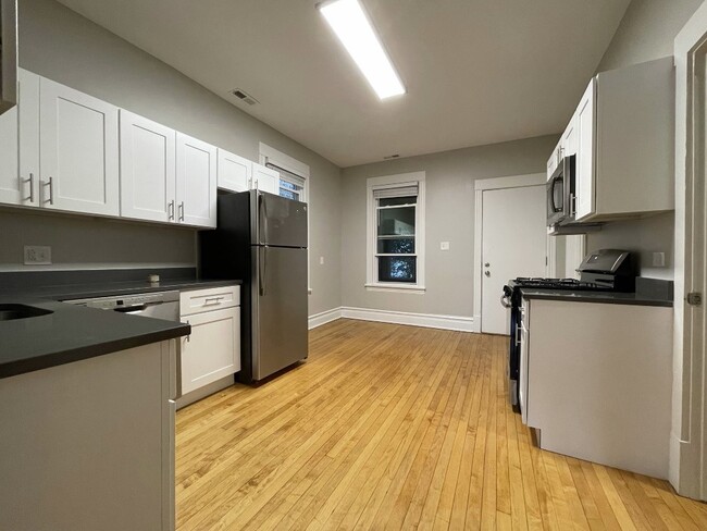 Large kitchen with plenty of counter space - 1841 N Hermitage